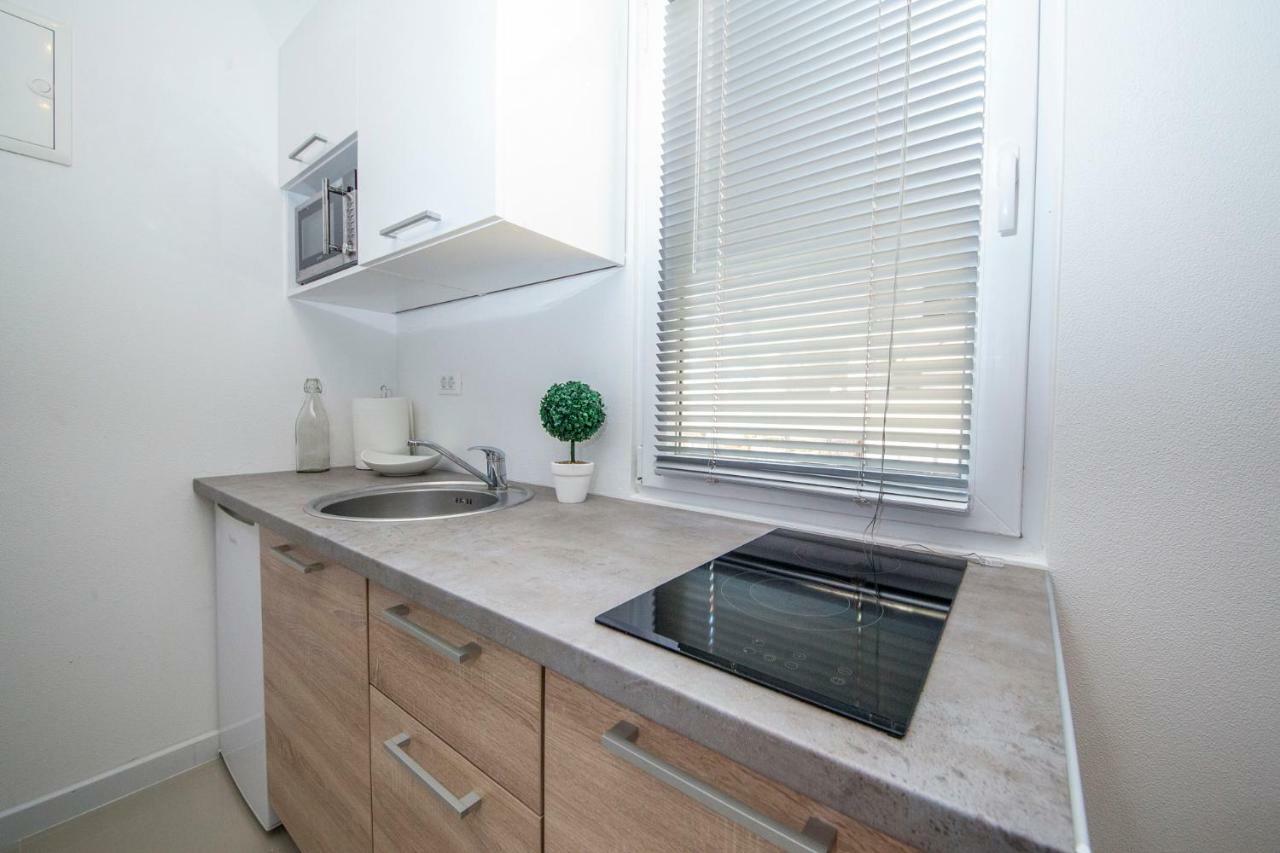 Apartments And Mobile Homes Makarska Exterior foto